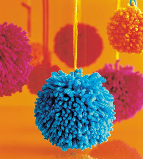 vianočné ozdoby deti remeselné nápady ozdoby bambule priadze vianočné ozdoby s deťmi drobivé ozdoby pompony priadza