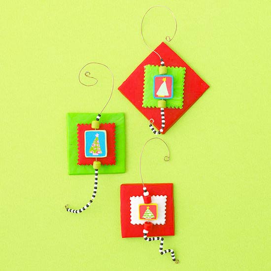 Ozdoby na vianočný stromček, nápady pre deti, modelárska hmota Ozdoby na vianočný stromček s deťmi vyrábajúcimi plastelínu