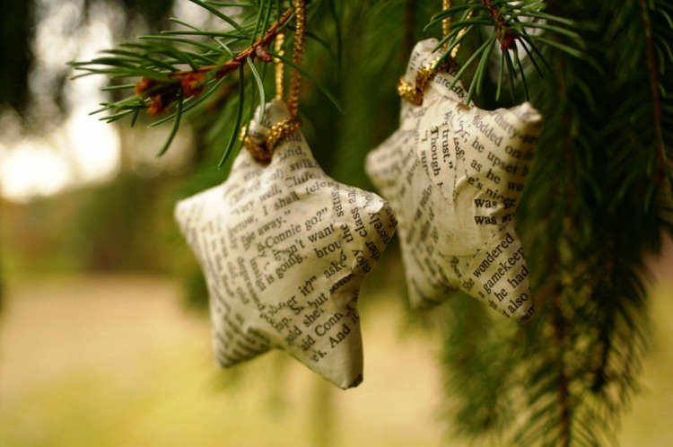 vianočná dekorácia s hviezdami novinový nápad vianočný stromček ozdoba