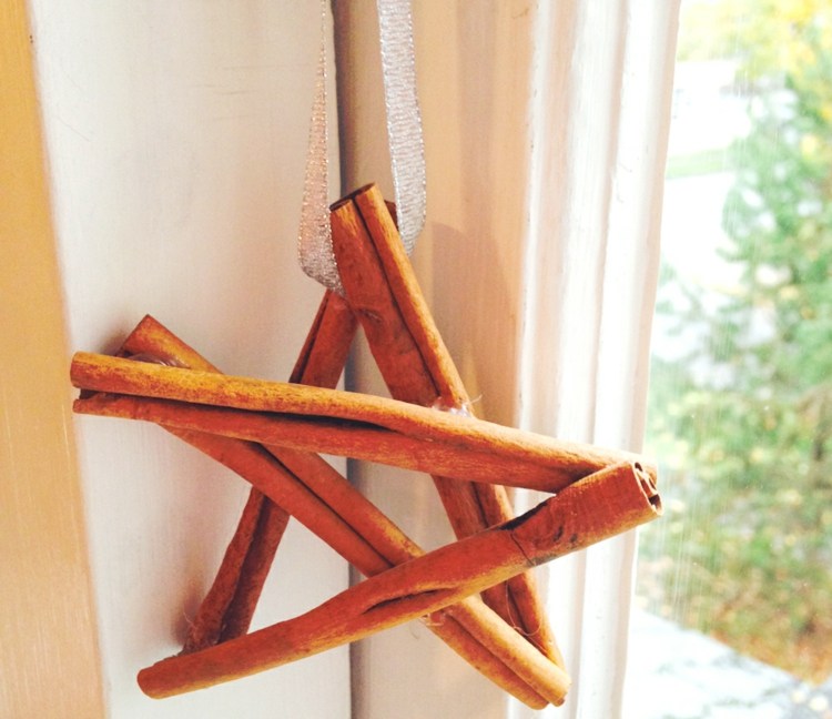 vianočná dekorácia s hviezdičkami škorica nápad okno šperky prírodný materiál