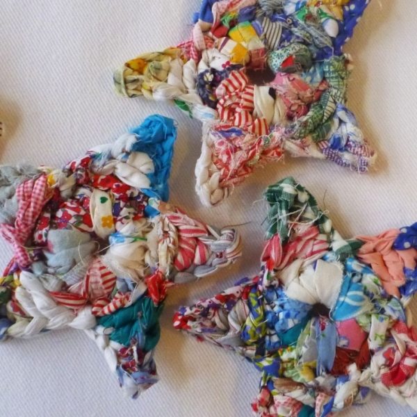 Vianočné ručné dekorácie zvyšky látky nápady hviezdy textilné farebné