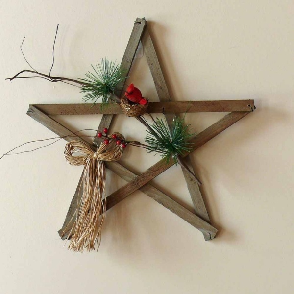 Dekorácia s hviezdičkami Vyrobte si dekoráciu na stenu sami drevené vetvy borovicové ihličie