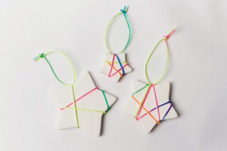 vianočná dekorácia s hviezdičkami soľné cesto nápad farebná šnúrka vianočné ozdoby na stromček