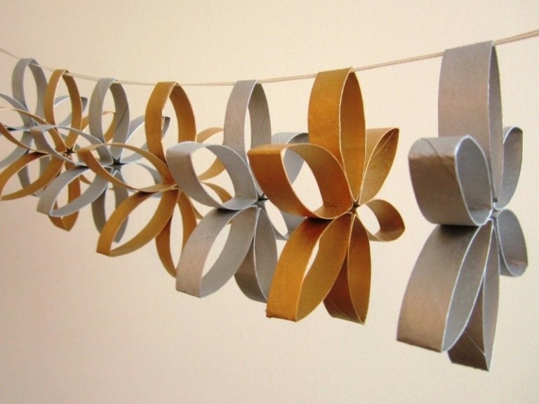 vianočná dekorácia s hviezdičkami papierový veniec strieborný zlatý sprej