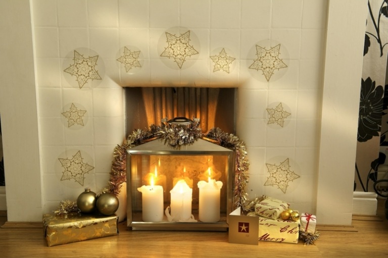 vianočná dekorácia s hviezdičkami nálepky na stenu krb darčeky zlaté motívy