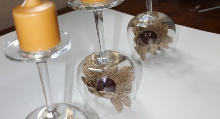Rustikálne vianočné ozdoby z pytlovitých kvetov vianočná dekorácia poháre na víno rustikálna inšpirácia pytlovina kvetinový svietnik