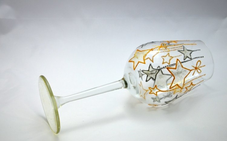 Vytvorte vianočnú dekoráciu farbou na okná vianočné dekorácie poháre na víno farby okien nápad hviezdy strieborná zlatá glamour