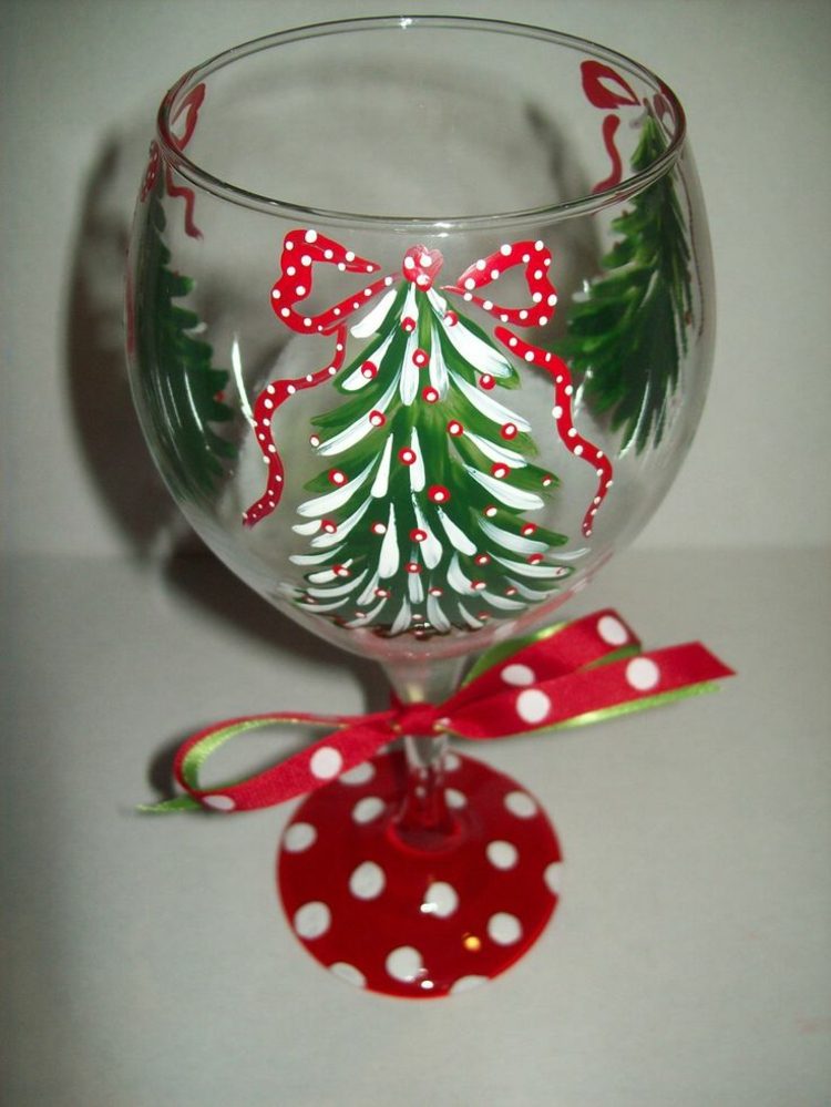Jednoduchý nápad na vianočnú dekoráciu na maľovanie okuliarov vianočné dekorácie poháre na víno farba jedľa pekný nápad zelené a biele bodky