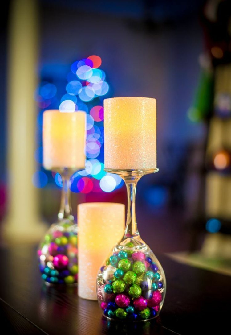 Vianočné dekorácie s pohármi na víno - farebné a moderné vianočné dekorácie s pohármi na víno moderný nápad farebné vianočné ozdoby