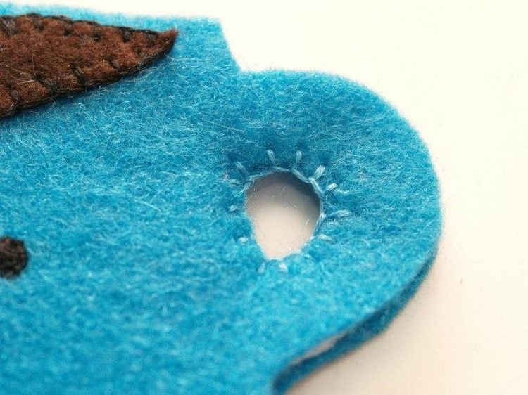 Vykonajte švy pomocou modrej nite vianočné dekorácie-šitie-návod-výroba-švíkov