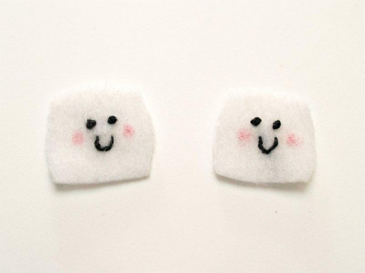 z filcu vystrihnite dve kocky cukru vianočné dekorácie-podrobné pokyny-kocky cukru-tváre