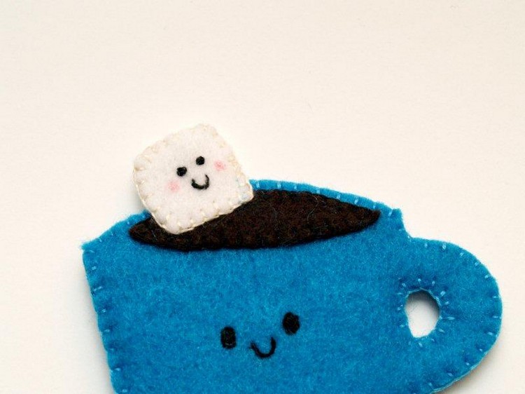 Šálka plstenej kávy s hrudkou cukru vianočné dekorácie-blízke pokyny-plstené tváre