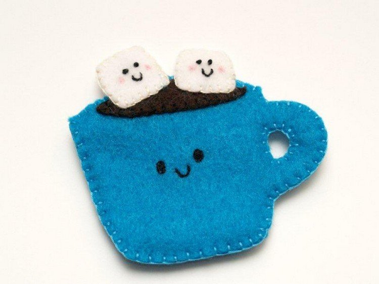 Šálka modrej plstenej kávy a dve kocky cukru vianočné dekorácie-zavrieť-návod-šálka-káva-modrá-plsť