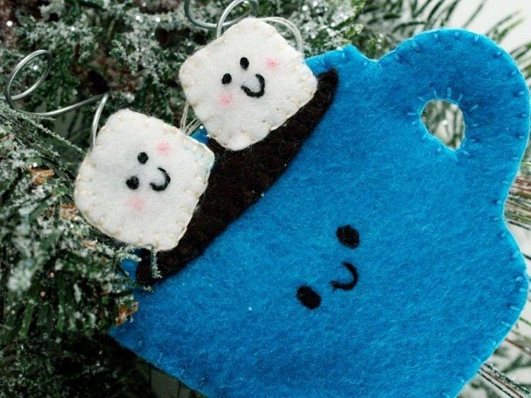 Šité ozdoby na vianočný stromček z filcu vianočné dekorácie-zavrieť-návod-šálka-kocky-kocky cukru