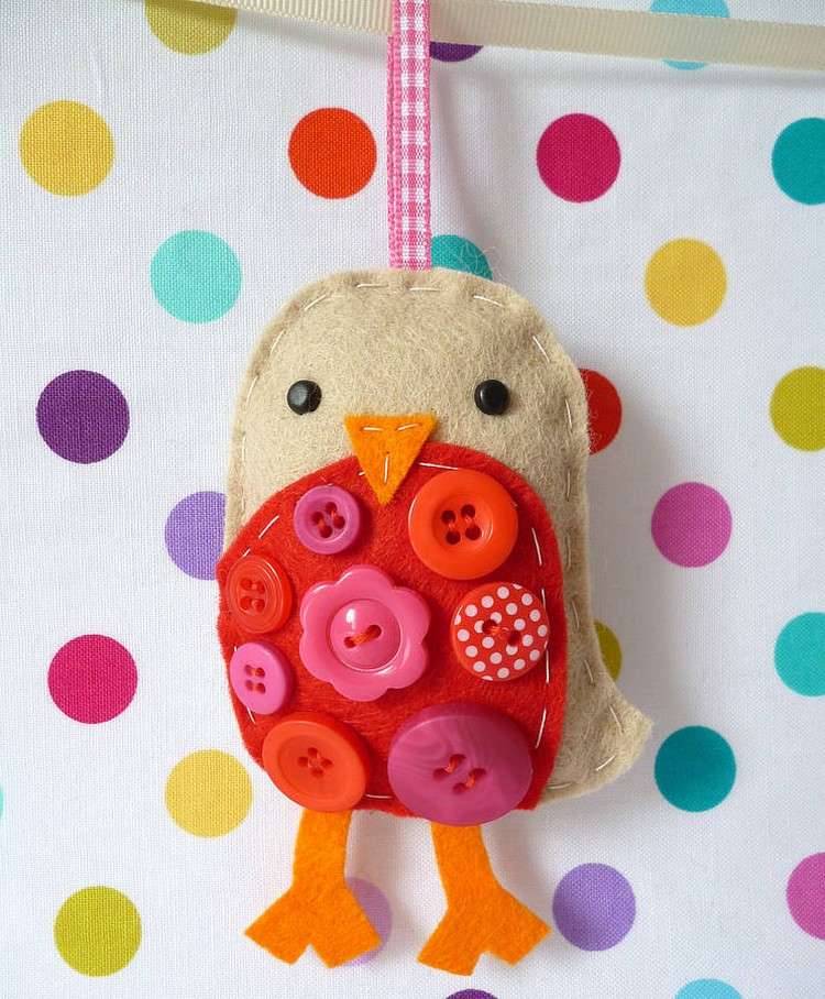 Plstený vtáčik zdobený gombíkmi vianočné dekorácie-blízke nápady-plsť-vtáky-gombíky