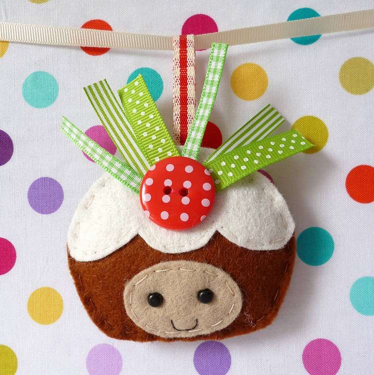 Plstený muffin ozdobený farebnými stužkami vianočné dekorácie-blízke nápady-plsť-muffin-toertchen-vianočné stromčeky-prívesky