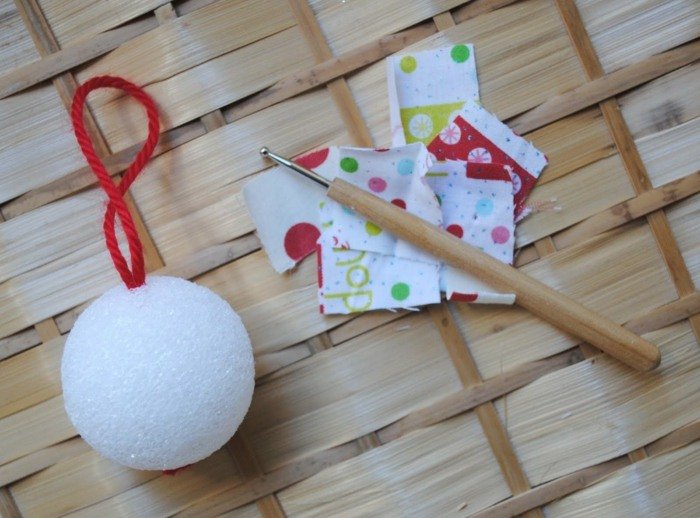 Vytvorte polystyrénové gule Polystyrénová pena-strom-ozdoba