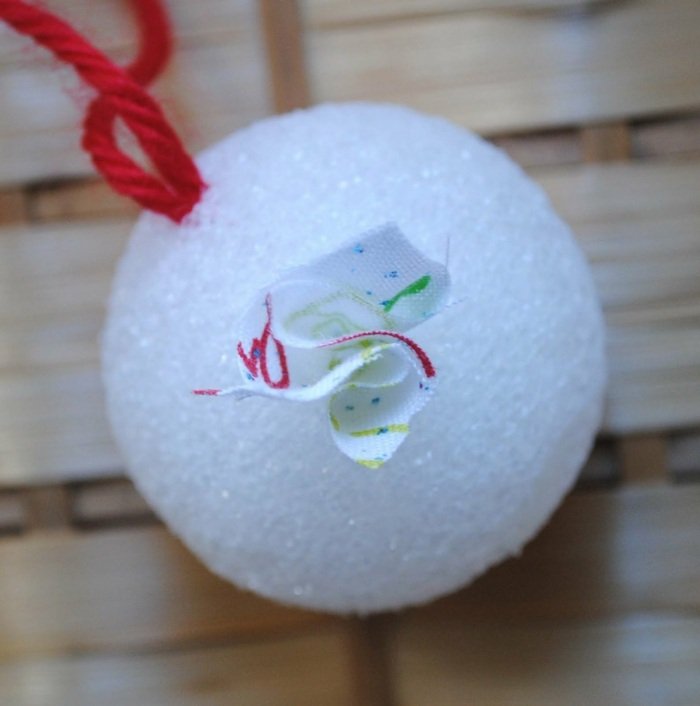 Textilné materiály vystrihujú látky 2. krok-lopta-ozdobiť