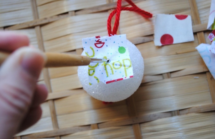 ako si vyrobiť vianočné ozdoby sami Polystyrénovú guľu prepichnite textilnými tkaninami