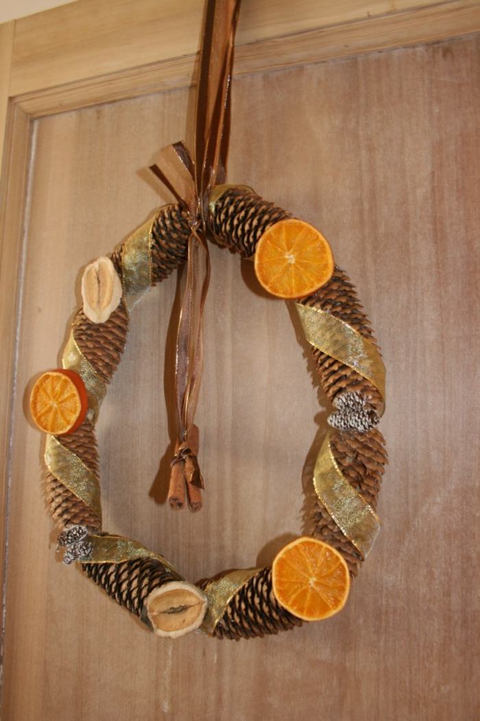 vyrobte si dverový veniec z borovicových šišiek veniec so stuhou-pomaranče-z-borovicových-šišiek-škoricová tyčinka