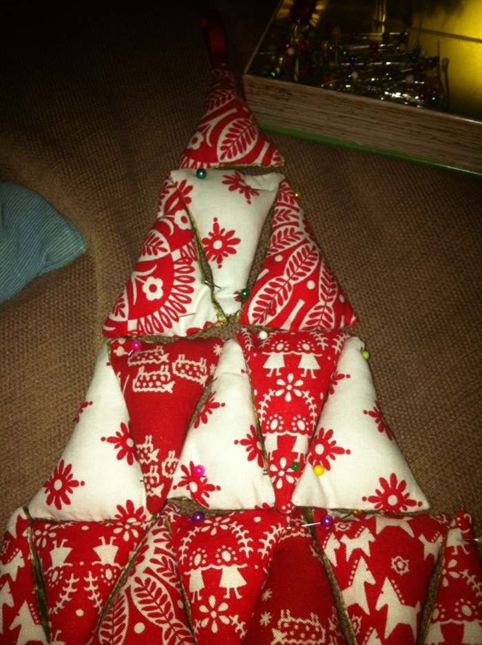 Signálna ihla vianočný stromček vyrobený z látky Pin-trojuholník-strom-na-Vianoce