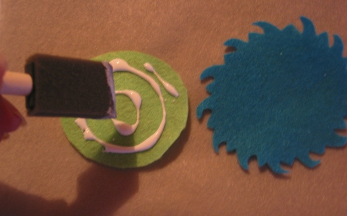 Diely zlepte lepiacou pištoľou alebo lepiacou pištoľou s tekutým lepidlom