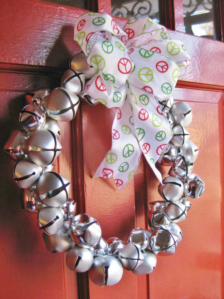 Vyrobte si veniec ako vianočnú ozdobu so striebornými vianočnými zvončekmi drotár vianočná výzdoba veniec strieborné zvončeky vianočná stuha