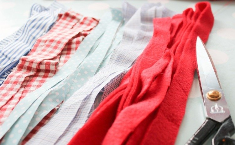 vyrobte si vlastné vianočné ozdoby prúžky látkové nožnice veniec návod