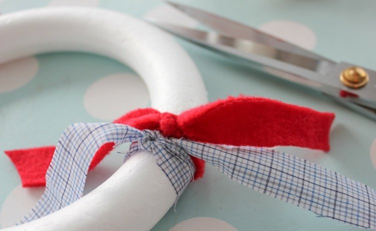 vianočná dekorácia polystyrénový krúžok na tkaninu uzol dvere veniec nápad