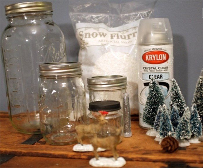 materiály robia snehovú guľu vianočnými ozdobami