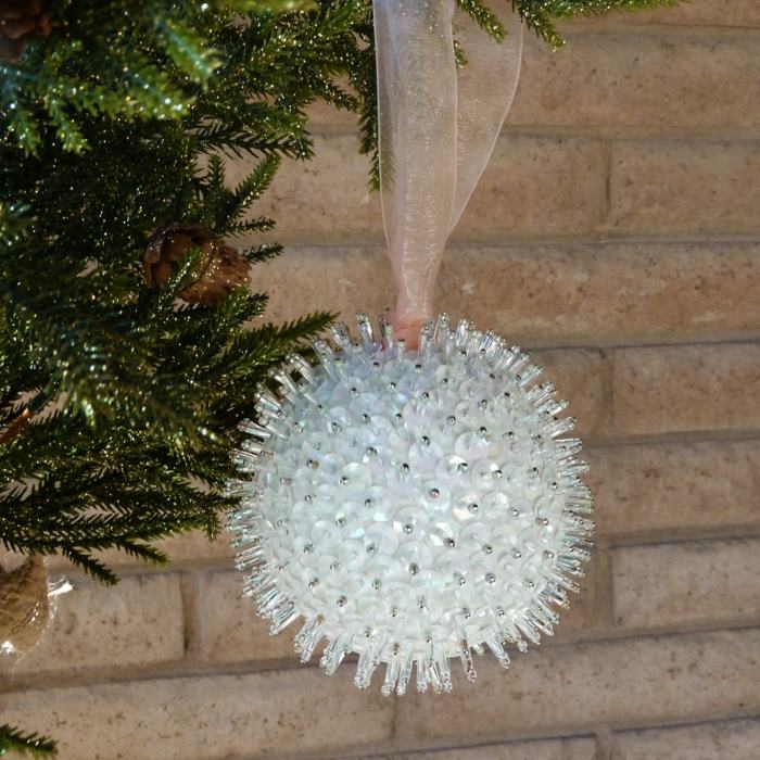 vianočné gule diy biele ihly drotár dekorácie nápad