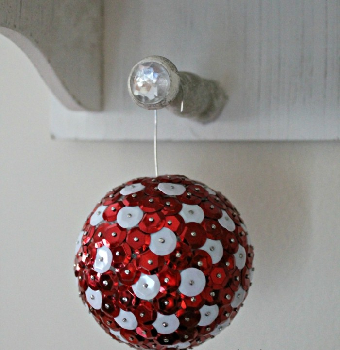 červené vianočné gule biele flitre nápad na dekoráciu DIY