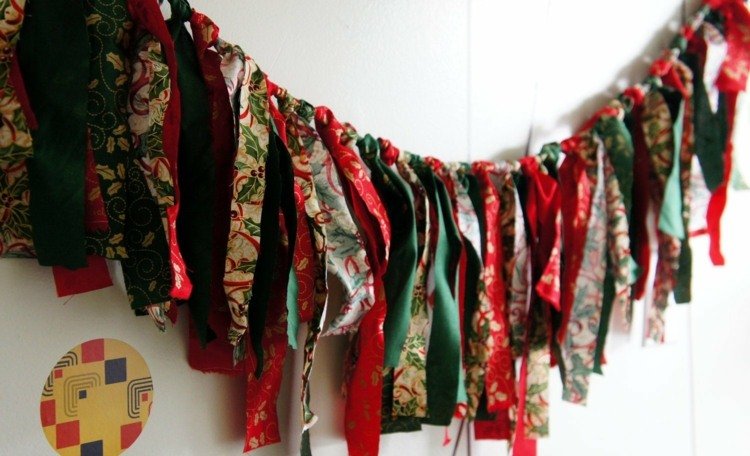 Vyrobte si vianočnú ozdobu z látky vo vianočných farbách vianočné ozdoby a nápady veniec červená zelená tradičné látkové pruhy