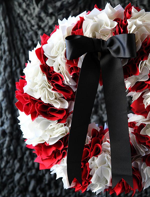 Nápad na vianočný veniec vyrobte zvyšky látky červeno -bielej dekorácie sami Útržky vianočného venca z látkovej červenej a bielej dekorácie urobte sami