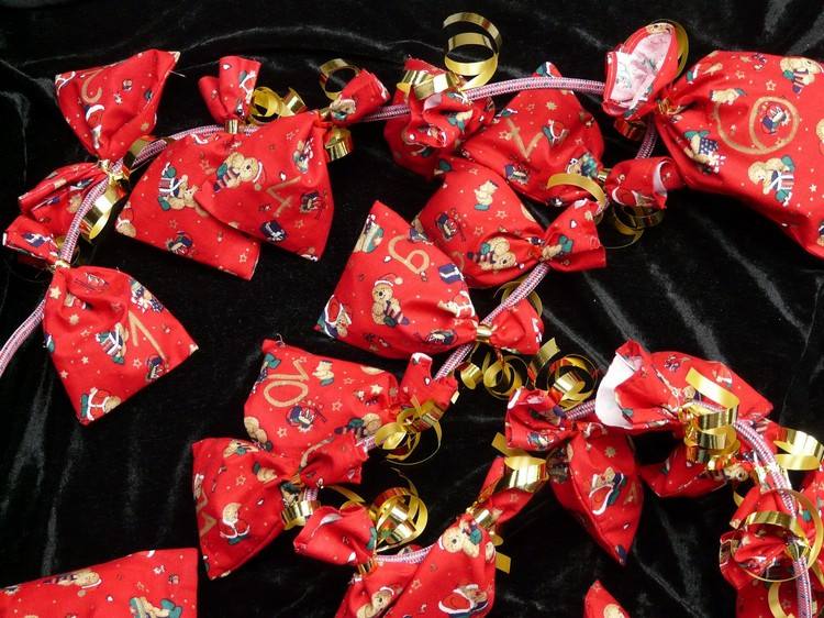 Rozdávanie tašiek adventného kalendára - vianočná vzorovaná látka Vianočné ozdoby na rozdávanie nápadov-advenstkalender-tašky