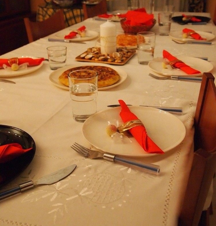 Vianočné dekorácie na stôl s ozdobami v červenej a zlatej farbe vianočné dekorácie-darčeky-nápady-dekorácia-stola-červená-servítka-anjel-obrúčka-prsteň