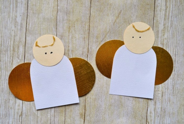 deti vianočné anjeli drotári zlaté papierové krídla začiatočníci batoľatá