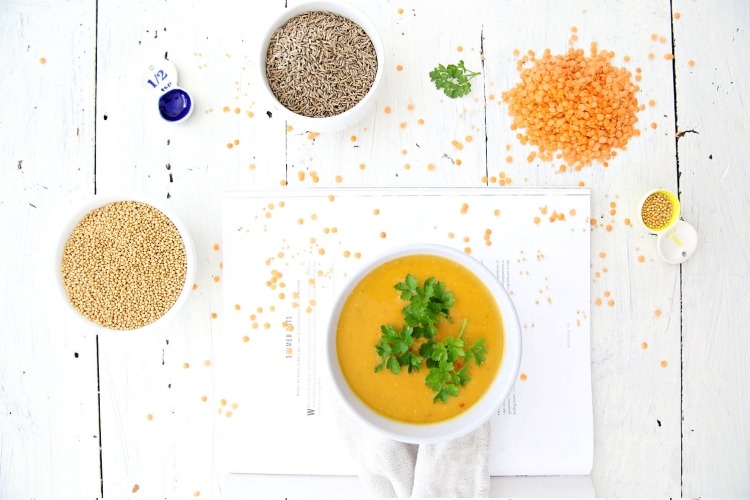 ľahký recept na chutnú kari kokosovú tekvicovú polievku Vianočné večere-nápady-jednoduché-menu-polievka-šošovica-tekvica-recept-príprava