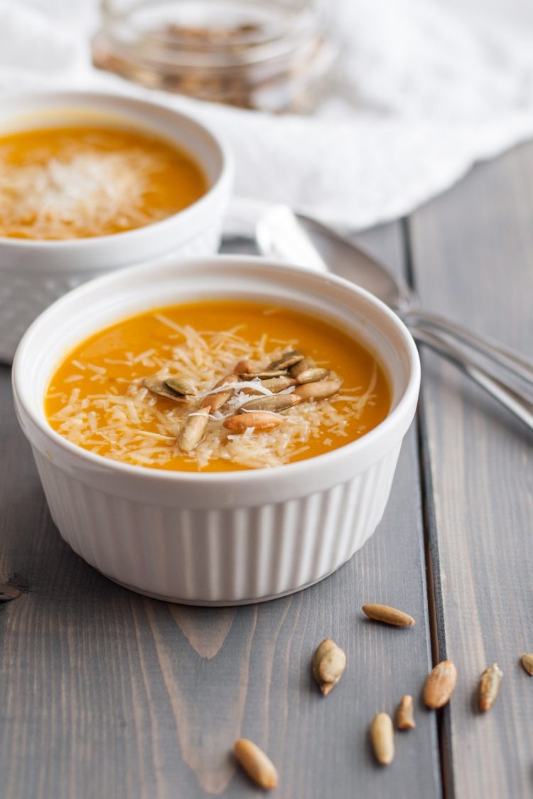 Tekvicovú polievku posypeme parmezánom a ozdobíme tekvicovými semienkami vianočné večere-nápady-jednoduché-menu-suer-kuerissuppe-garniren-parmezan-tekvicové jadrá