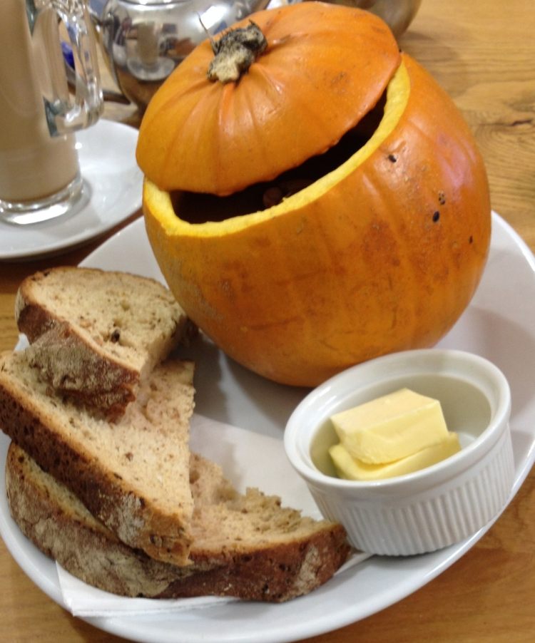 Podávajte slávnostnú tekvicovú polievku v skutočnej tekvici vianočné večere-nápady-jednoduché-menu-polievka-tekvica-porcia-chlieb-maslo