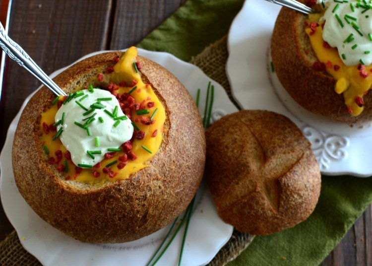 pre slávnostnú náladu - podávajte polievku v buchte vianočné večere-nápady-jednoduché-menu-polievka-pečivo-rožky-smotana-korenie-obloha