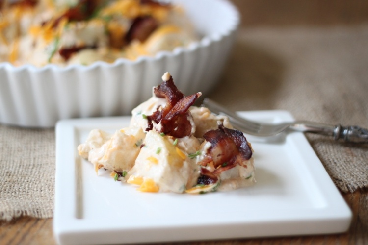 Zemiakový šalát môžete prípadne pekne ozdobiť slaninou nápady na vianočné večere-jednoduché-menu-recept-zemiakový-šalát-servírovanie-obloha-kôpor