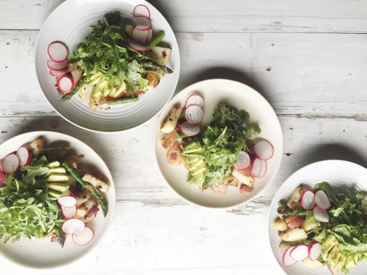 Do zemiakového šalátu pridajte reďkovky a čerstvý šalát vianočné večere-nápady-jednoduché-menu-šalát-list-šalát-reďkovka-zemiakový šalát