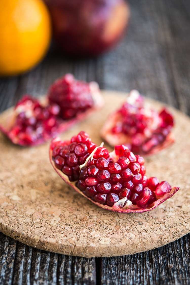 Ozdobte nápady na slávnostnú vianočnú večeru granátovým jablkom nápady na vianočné večere-jednoduché menu-hlavné jedlo-servírovanie-obloha-granátové jablko