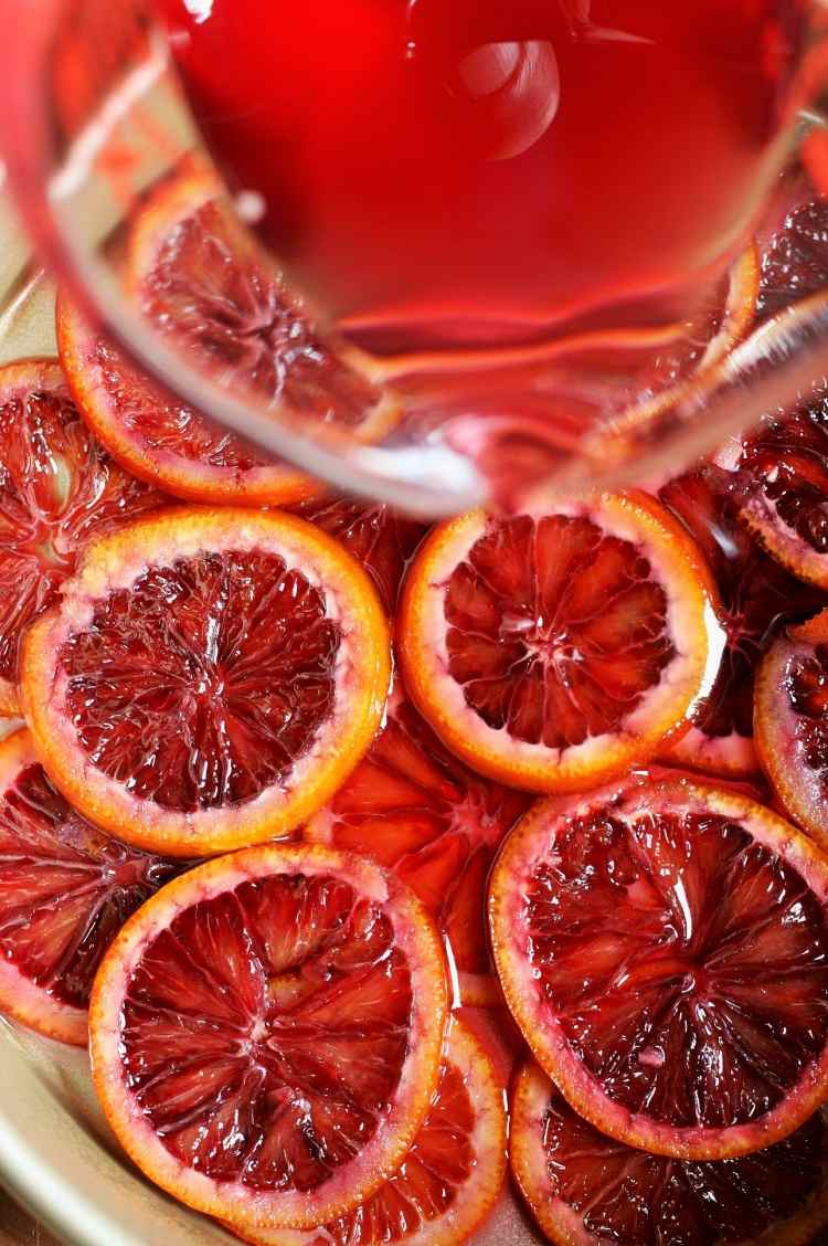 Krvavé pomaranče nakrájame na plátky a necháme odležať Nápady na vianočnú večeru -jednoduché-menu-dezert-dezert-krvavý pomaranč-recept-tarte