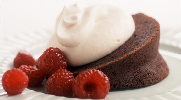 Pripravte si lahodný jednoduchý dezert a pekne ozdobte Nápady na vianočnú večeru -jednoduché-menu-koláč-kakao-malina-krém-mascarpone