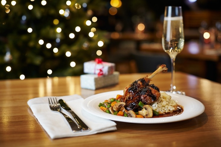 pripravte si chutné a jednoduché recepty na vianočný stôl Nápady na vianočnú večeru -jednoduché menu-hlavné jedlo-pečené-kačacie-pohár-sekt