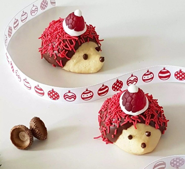 Jednoduché recepty na vianočné sušienky rýchlo pripravené - ježkové sušienky s červeným posypom