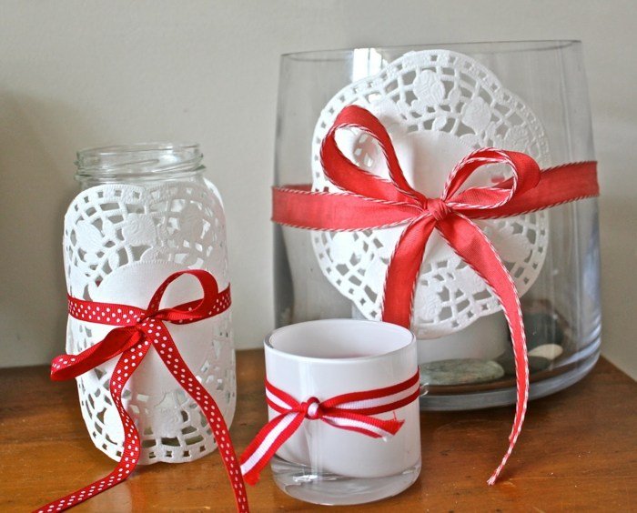 čipkovaný obrúsok vianočný svietnik darček drotár červená stužka