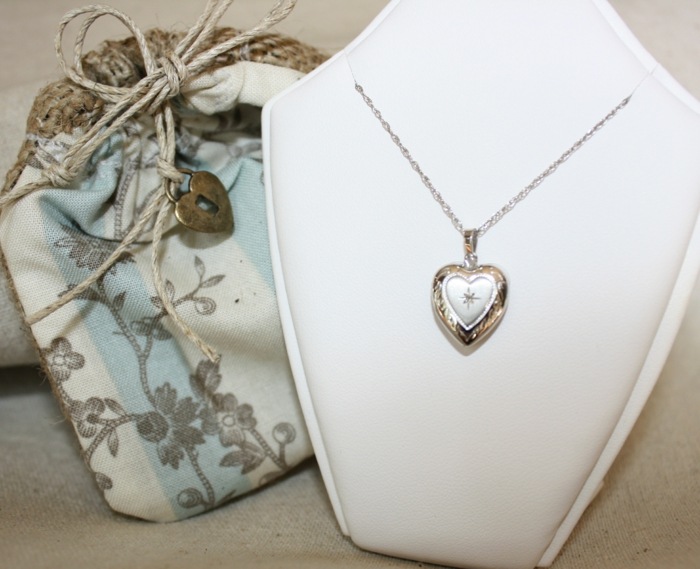 Srdce vyrobené zo striebra alebo bieleho zlata ako vianočný darček Strieborné alebo biele zlato zlaté srdcia s retro vzhľadom